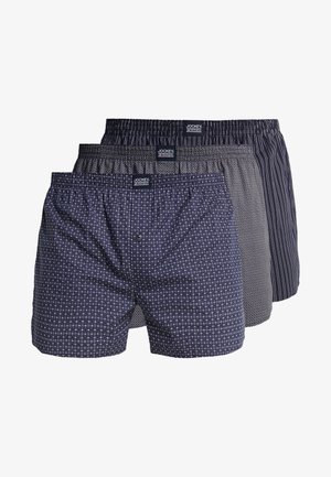 Tre coppie di boxer Jockey in blu navy e grigio. Le caratteristiche includono motivi geometrici, righe orizzontali e fasce elastiche in vita.