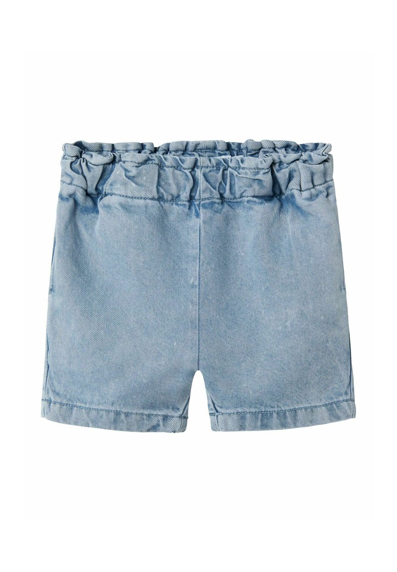 Jeansshorts i ljusblå färg, elastisk volangmidja och rak cut. Har en slät textur och enkel design.