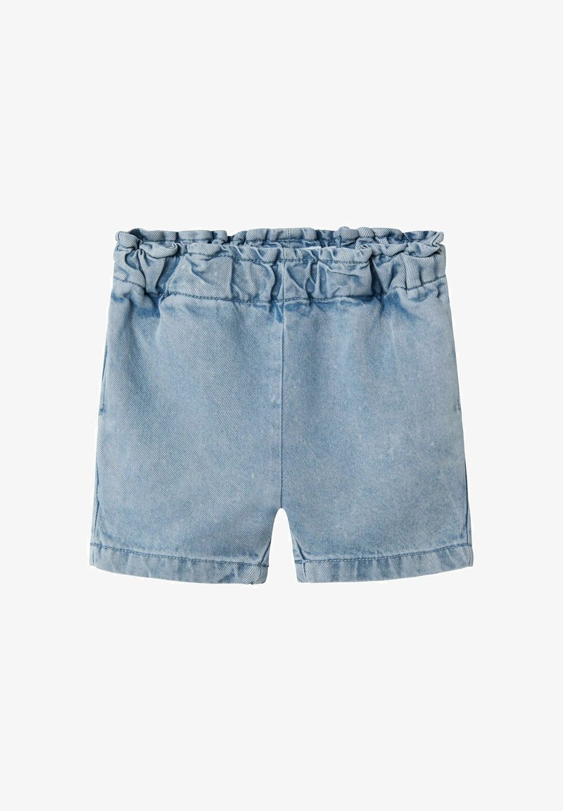 Denimshorts i lyseblå farge, med elastisk volangliv og rett snitt. Har en jevn tekstur og enkelt design.