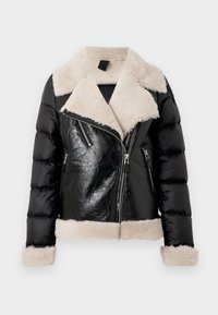 Schwarze Pufferjacke mit Kunstlederkörper, beigem Schäfchenfellkragen und -manschetten, ausgestattet mit Reißverschlusstaschen und einem kurzen Design.