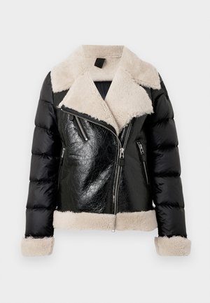 Mustvalge puffjakker, millel on kunstnahast keha, beežist karusnahast krae ja varrukad, varustatud tõmblukkudega taskute ja lühikese disainiga.