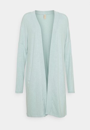 Cardigan vert clair en tissu doux, avec une coupe ample, des manches longues, une ouverture sur le devant et une poche latérale.