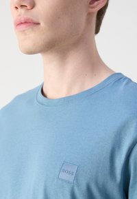 BOSS TALES - Tricou basic - open blue