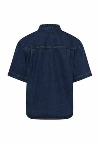 Camicetta in denim a maniche corte di colore blu scuro con colletto a punta, taglio dritto e cuciture visibili lungo le cuciture.