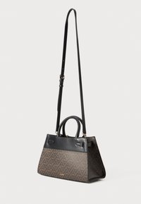 Sac à main noir et marron avec un motif géométrique, doté d'une bandoulière réglable et de deux poignées. Présente des accents dorés et une texture lisse.