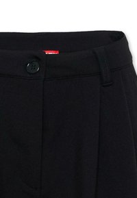 Czarne spodnie z zapięciem na guzik, przednimi plisami i bocznymi kieszeniami, wykonane z gładkiego, lekkiego materiału o dopasowanym kroju.