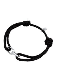 Schwarzes geflochtenes Armband mit zwei verstellbaren Strängen, ausgestattet mit einem silbernen Metallring und einem kleinen Metalletikett, strukturierte Oberfläche.