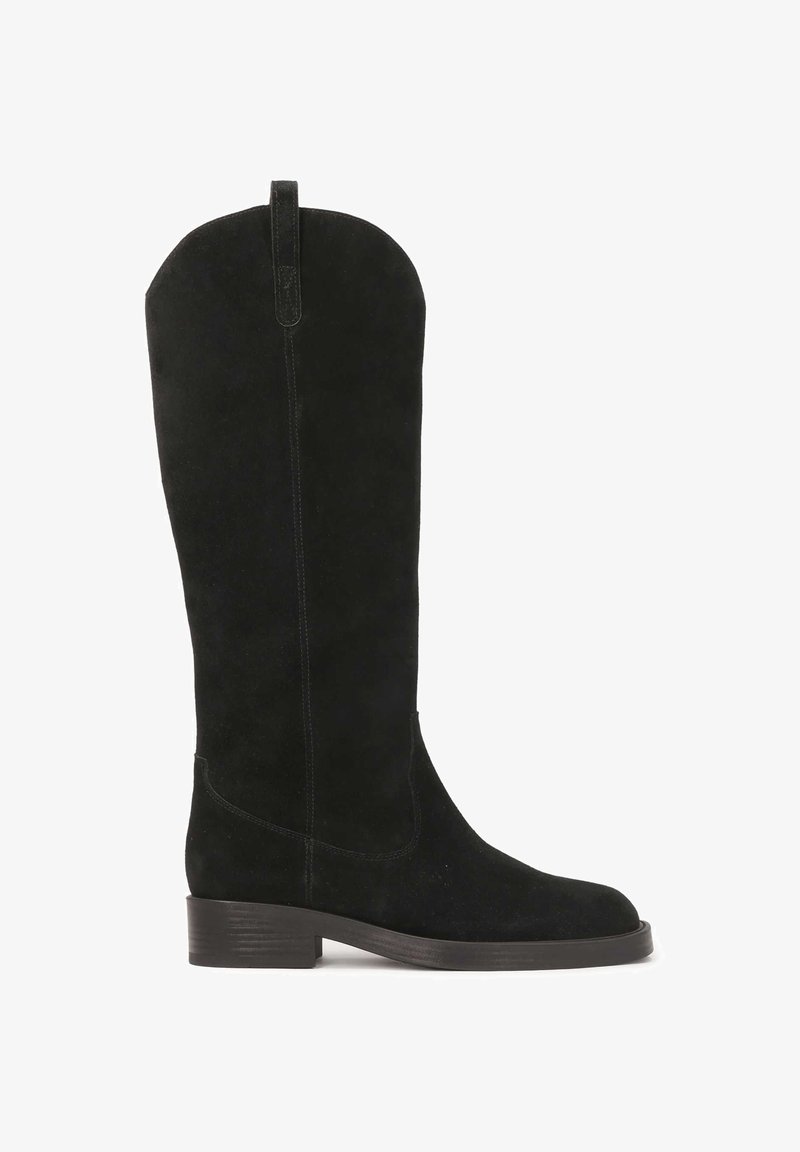 Fekete bőr térd fölé érő csizmák kerek orral, strukturált szárakkal és alacsony, rakott sarokkal. A felső részen húzófül található a kényelmes felhúzás érdekében.