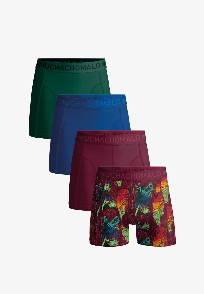 Vier Paar Herrenboxershorts: dunkelgrün, blau, burgunderrot und ein gemustertes burgunderrotes mit bunten Designs. Alle haben einen gebrandeten Taillenbund.