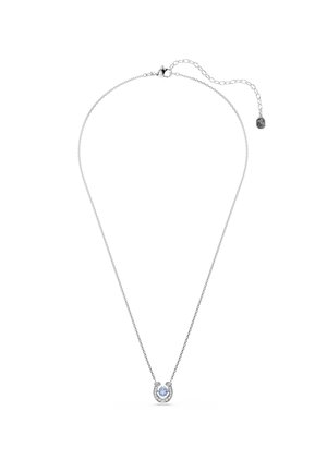 Zilveren ketting met een hoefijzervormige hanger met een centrale blauwe edelsteen en kleine heldere stenen eromheen, aan een fijne ketting.