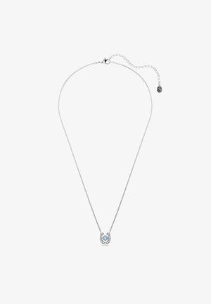 Collier en argent avec un pendentif en forme de fer à cheval comportant une pierre bleue centrale et de petites pierres claires l'entourant, sur une chaîne fine.