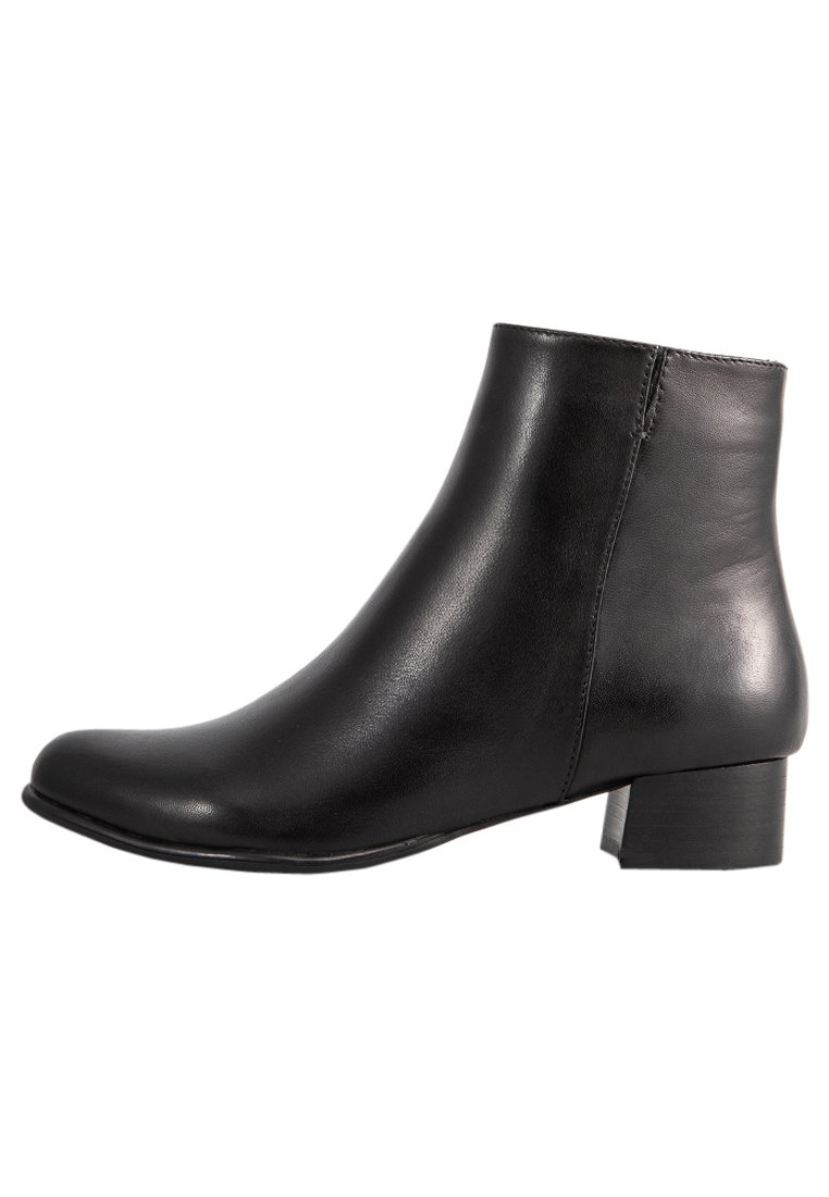 Stivali alla caviglia in pelle nera con una silhouette elegante, punta rotonda e tacco a blocco basso. Texture liscia con dettagli di cucitura minimi.