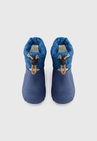 Niebieskie wodoodporne buty z teksturowaną górą z nylonu, białą puszystą podszewką i zapięciem na sznurek. Czołowa gumowa podeszwa z wzorami zwiększającymi przyczepność.