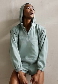 Girlfriend Collective HUMMINGBIRD HALF ZIP - Vjetrovka - chinoiserie
