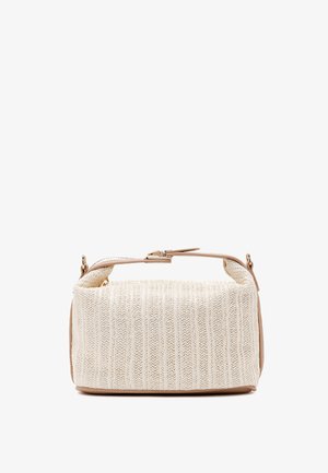 Bolso rectangular tejido en beige con detalles de cuero color camel, asa corta y herrajes en tono dorado, visto de frente sobre un fondo blanco.