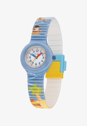 Farverig børneur med en blå mønstret silikonesnor og en rund hvid urskive. Har en orange timeviser, en blå minutviser og letlæselige tal.