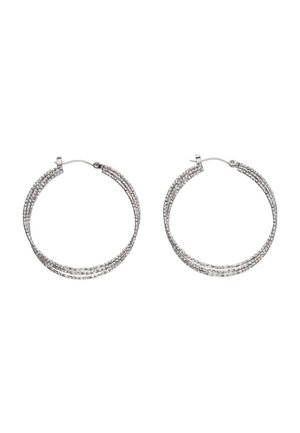 Zilveren dubbele oorringen met textuur en scharnierende sluitingen, getoond op een witte achtergrond, symmetrisch en cirkelvormig.