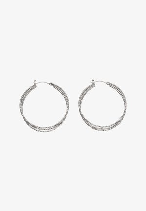 Sølvteksturerede dobbelte hoop-øreringe med hængslet lukning, vist på en hvid baggrund, symmetriske og cirkulære i formen.