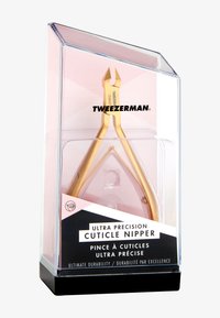 Obcinacz do skórek w kolorze złotym z ostrymi końcówkami, zapakowany w przezroczyste plastikowe opakowanie z etykietą "Tweezerman Ultra Precision Cuticle Nipper".