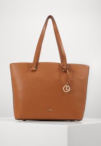 Braune Ledertasche mit zwei Griffen, glatter Textur, goldfarbenem Logo-Anhänger und einem kleinen goldenen Akzent. Einfaches rechteckiges Design.