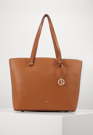 Braune Ledertasche mit zwei Griffen, glatter Textur, goldfarbenem Logo-Anhänger und einem kleinen goldenen Akzent. Einfaches rechteckiges Design.