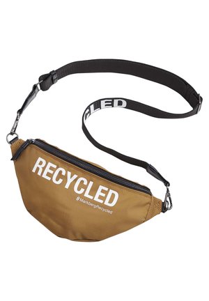 Braune Bauchtasche mit schwarzem verstellbarem Riemen, weißem "RECYCLED"-Schriftzug auf der Vorderseite und Reißverschlussverschluss.