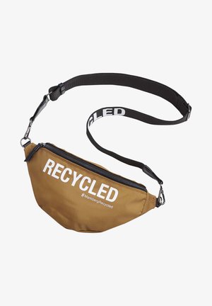 Sac banane marron avec sangle noire réglable, texte blanc "RECYCLED" sur le devant et fermeture éclair.