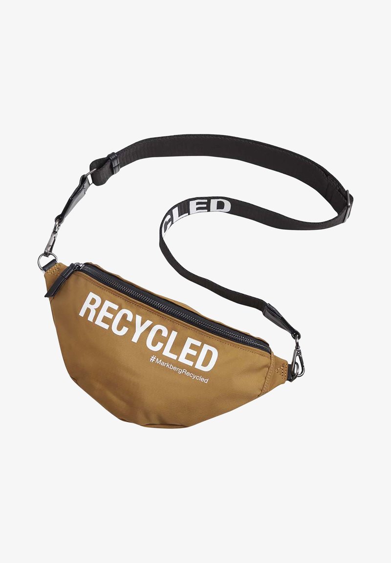 Sac banane marron avec sangle noire réglable, texte blanc "RECYCLED" sur le devant et fermeture éclair.