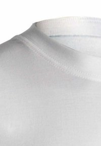 Hvit bomulls T-skjorte med en jevn tekstur, med rund hals og fint ribbet krage. Enkel design, uten mønstre eller detaljer.