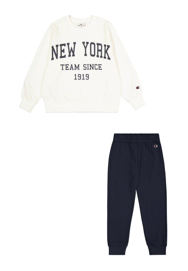 Sudadera cremosa con "NEW YORK TEAM SINCE 1919" impresa en un azul marino oscuro, combinada con pantalones jogger azul marino, ambos con un tejido suave y puños elásticos.