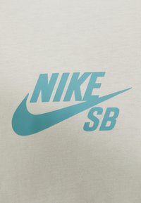 Nike SB T-shirt estampada - light orewood brown