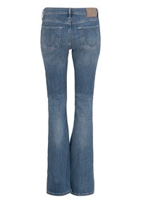 Jean bootcut en denim bleu avec poches arrière et passants de ceinture, avec une étiquette de marque marron à la taille.