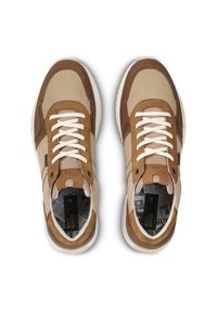 Zapatillas marrones y beige con paneles de malla, acentos de ante y cordones blancos. Presentan una suela de goma y plantillas con marca.