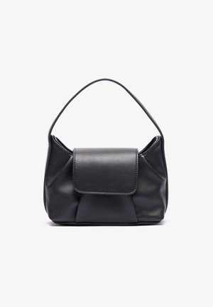 Bolsa de couro preta com uma única alça larga e um fecho com aba na frente, colocada sobre um fundo branco.
