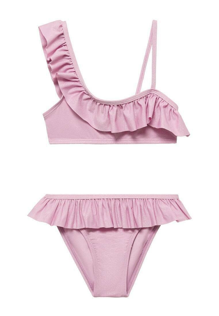 Ružový bikiny set s volánovým topom na jedno rameno a volánovými bikiny. Hladká, elastická látka s lesklým povrchom.