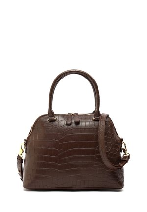 Ciemnobrązowa skórzana torebka o fakturze krokodyla, z podwójnymi uchwytami, odpinanym paskiem na ramię oraz górnym zapięciem na suwak.