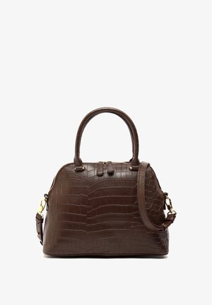 Bolso de cuero marrón oscuro con textura de cocodrilo, doble asa, correa de hombro desmontable y cierre superior con cremallera.