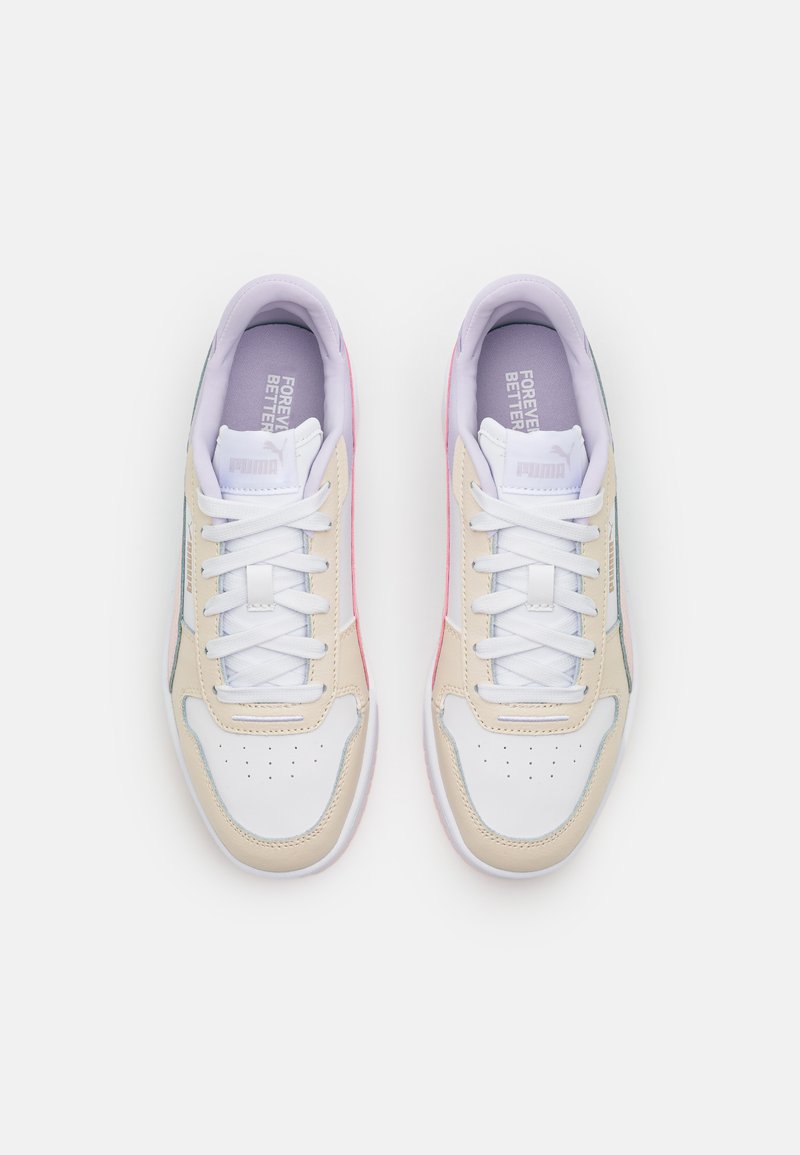 Zapatillas con parte superior beige, puntera blanca, acentos multicolores, diseño de cordones y suela acolchada. Texto "Forever Better" en la plantilla.