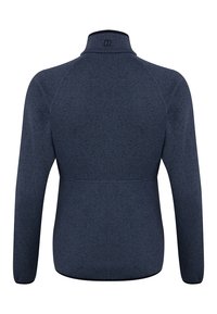 Marineblauwe fleece jas met een hoge kraag, textuurstof en contrasterende stiknaad. Heeft een getailleerd ontwerp met lange mouwen.