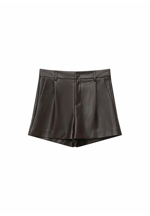 Shorts en simili cuir noir avec bouton avant, passants de ceinture, poches latérales et design légèrement évasé, présentés sur un fond blanc.