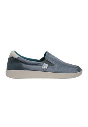 Zapatilla informal tipo slip-on en azul con paneles laterales elásticos, puntera redondeada y suela blanca moteada.
