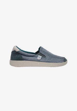 Zapatilla informal tipo slip-on en azul con paneles laterales elásticos, puntera redondeada y suela blanca moteada.