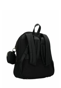 Zaino in tessuto nero con spallacci imbottiti, una maniglia superiore e una piccola tasca laterale con zip. Texture liscia con dettagli in metallo dorato.