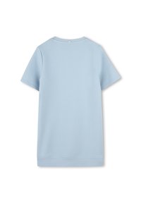 Ljust blå kortärmad t-shirt, tillverkad av mjukt material, med rund halsringning och inga synliga logotyper eller utsmyckningar. Enkla design, slät textur.
