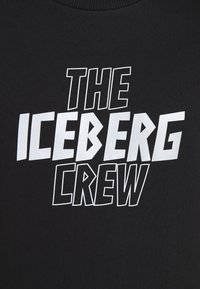 Felpa nera con girocollo caratterizzata da un bold testo bianco che recita "THE ICEBERG CREW" in un font dinamico e angolare.
