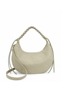 Sac à main en cuir beige avec une forme incurvée, une poignée tressée et une bandoulière amovible. Accents cousus et texture douce.