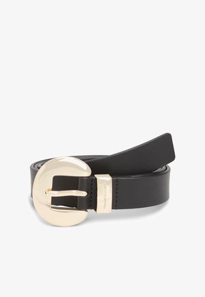 Ceinture en cuir noir avec une grande boucle dorée, texture lisse et design minimaliste avec un accent discret de logo.