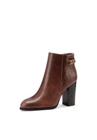 Stivale alla caviglia in pelle marrone con tacco a blocco, dotato di un pannello posteriore stampato a pelle di coccodrillo e di un dettaglio in metallo dorato sulla parte laterale.