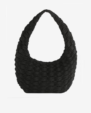 Crna teksturirana mekana torba za rame s naboranim detaljima i širokim remenom, prikazana na bijeloj pozadini.