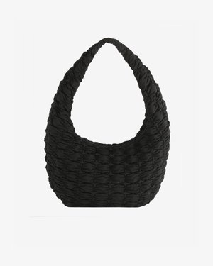 Zwarte, gestructureerde zachte stoffen hobo-tas met geplooide details en een brede schouderriem, weergegeven tegen een witte achtergrond.
